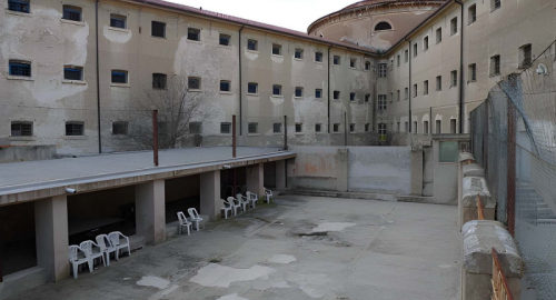Sassari, detenuto muore in un incendio nel carcere: cinque agenti intossicati